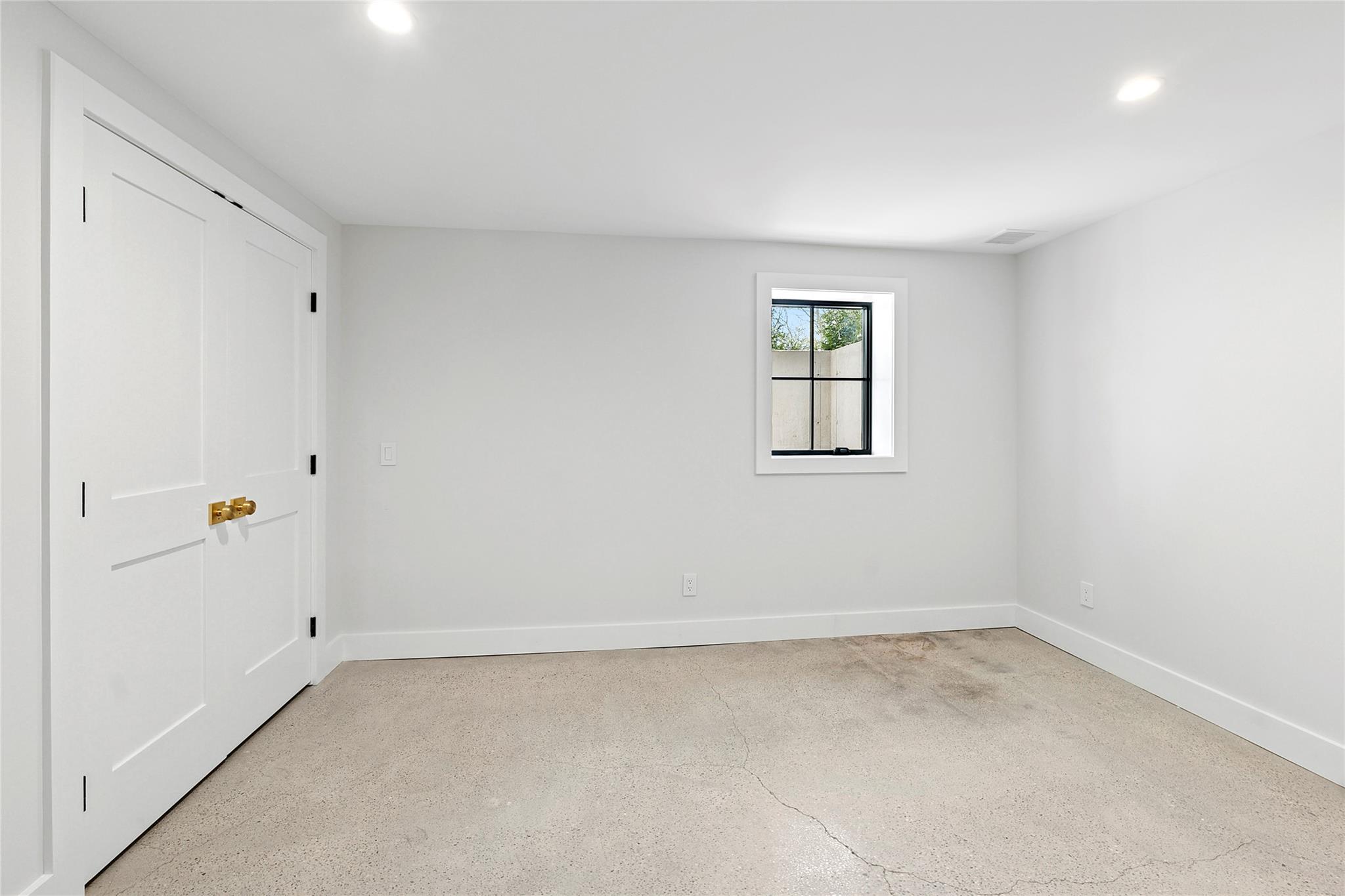 20 Boatheaders Lane North East Hampton, NY 11937 - Photo 13 of 15 an empty room with a window