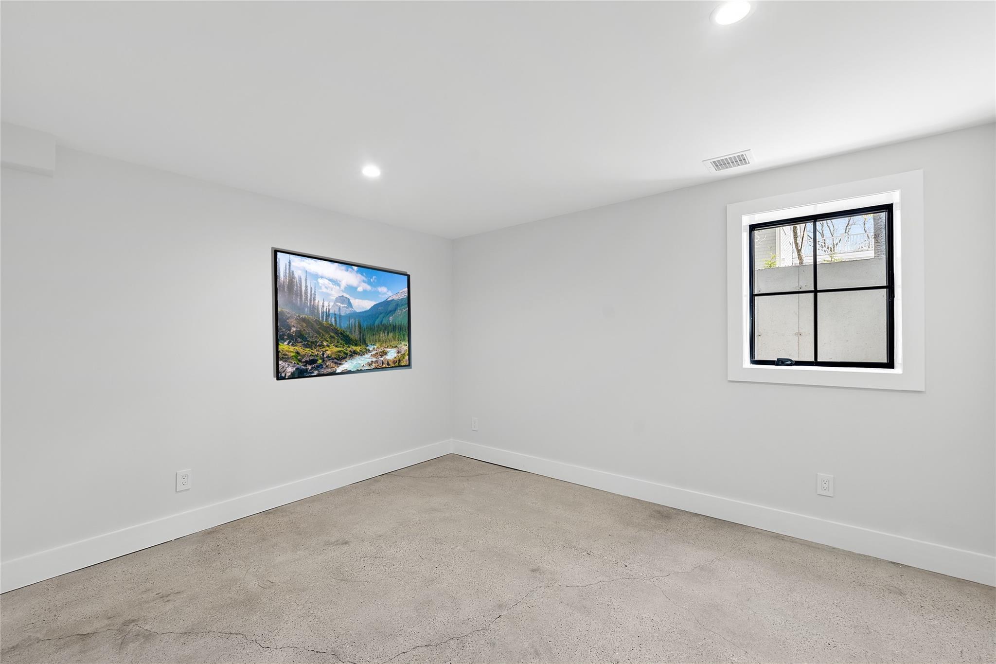 20 Boatheaders Lane North East Hampton, NY 11937 - Photo 15 of 15 an empty room with windows