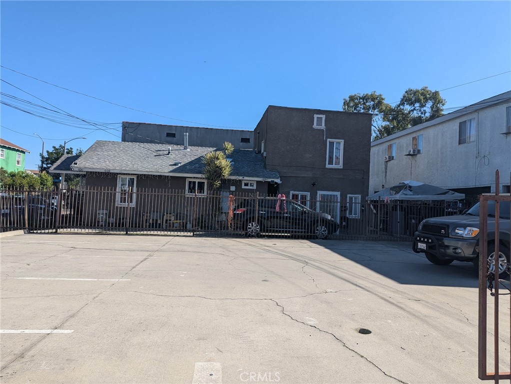 926 East 11th Street Long Beach, CA 90813 - Photo 2 of 3 a front view of a house with a yard