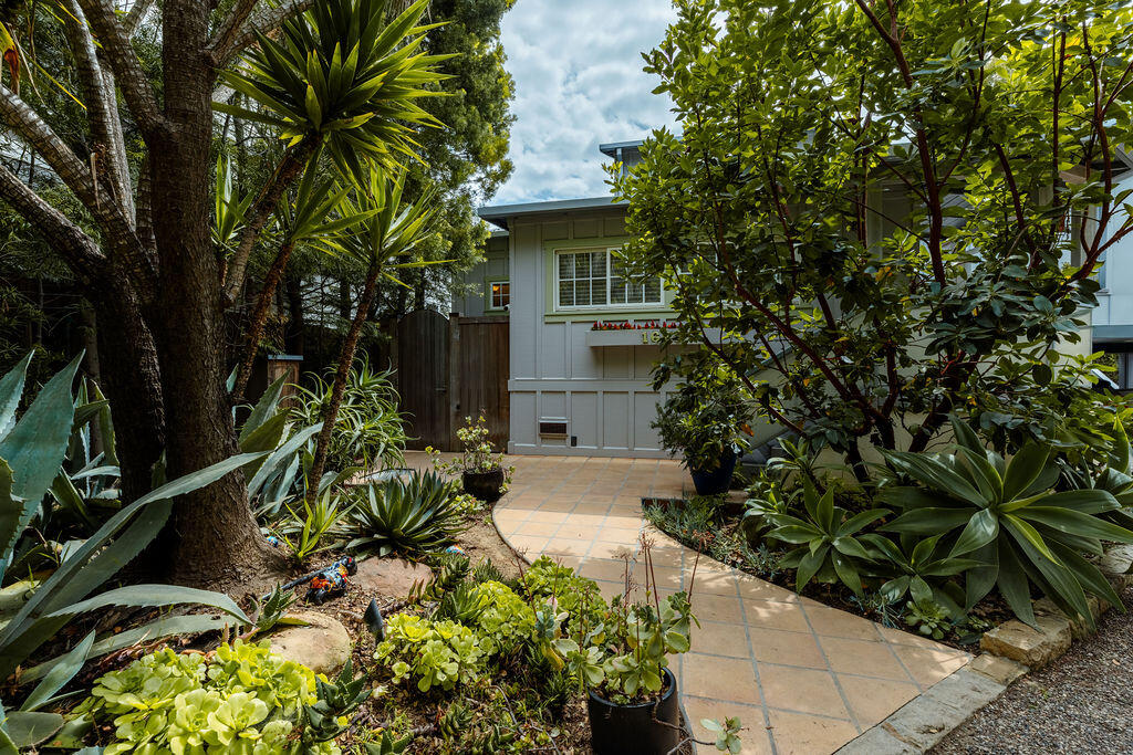 1623 Chapala Street Santa Barbara, CA 93101 - Photo 2 of 50 Front Pathway