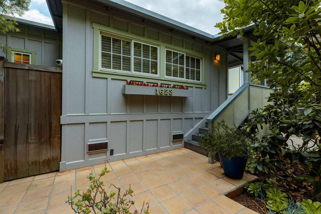 1623 Chapala Street Santa Barbara, CA 93101 - Photo 4 of 50 Front of Home