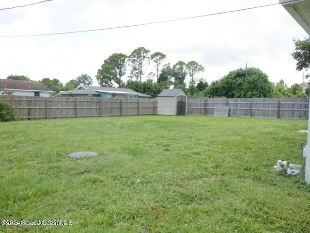 a view of a backyard