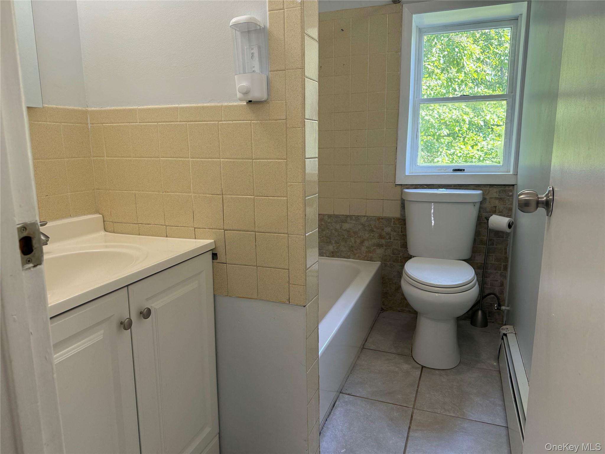570 Mt Hope Road, Unit 1 Middletown, NY 10940 - Photo 10 of 41 Second floor fall bath