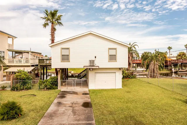 a view of a house with entertaining space