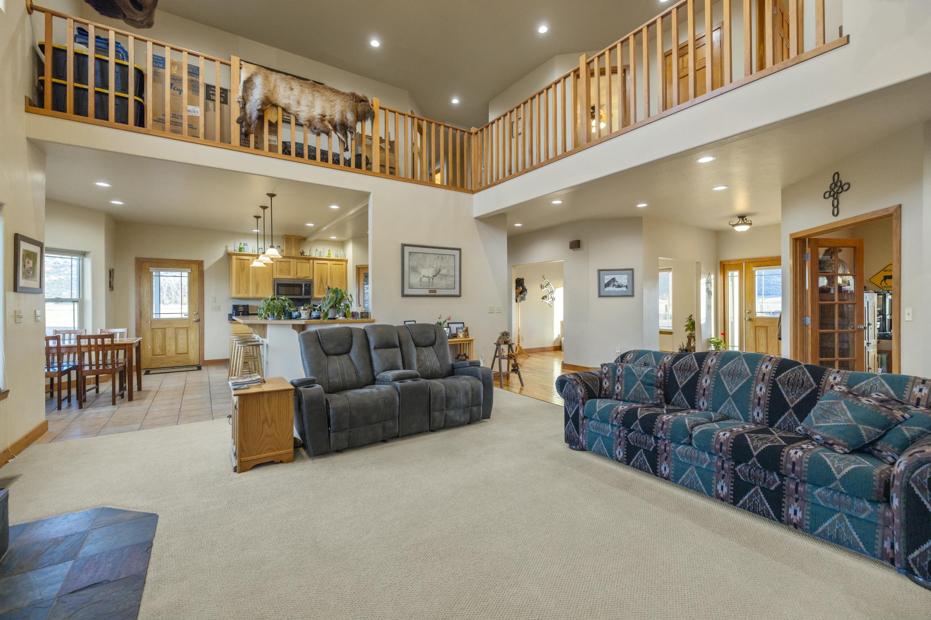 11251 Crystal Springs Road Klamath Falls, OR 97603 - Photo 6 of 64 living room