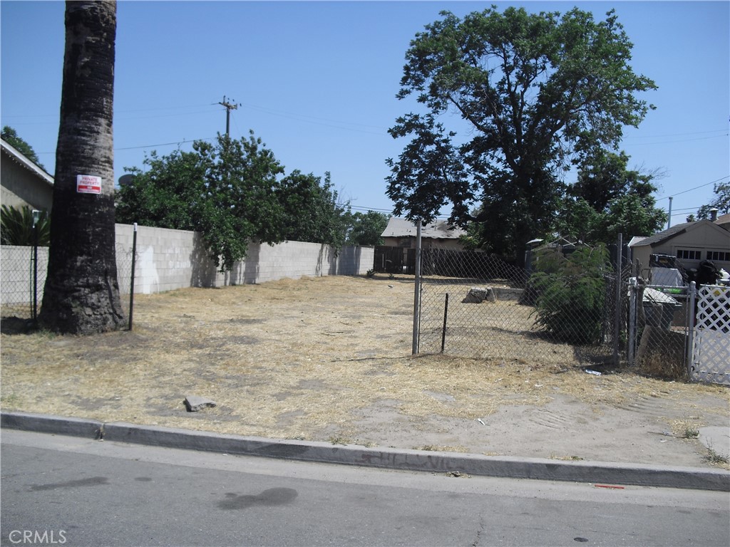 225 East 5th Street Bakersfield, CA 93307 - Photo 4 of 10 a view of a backyard of the house