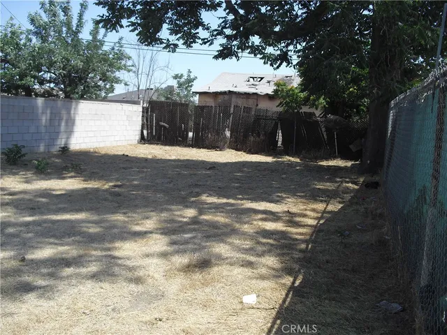 a view of backyard of the house