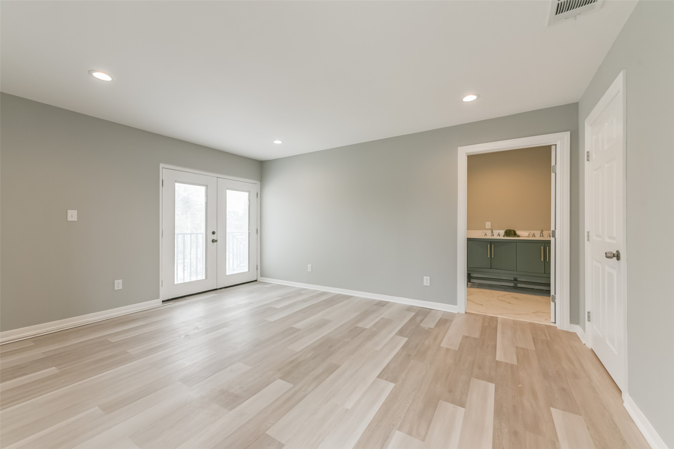 5302 Tarawa Road Houston, TX 77033 - Photo 27 of 35 wooden floor in an empty room with a window