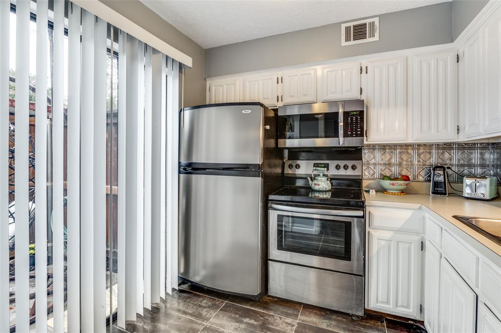 5626 Preston Oaks Road, Unit 31B Dallas, TX 75254 - Photo 5 of 17 Fridge stays!