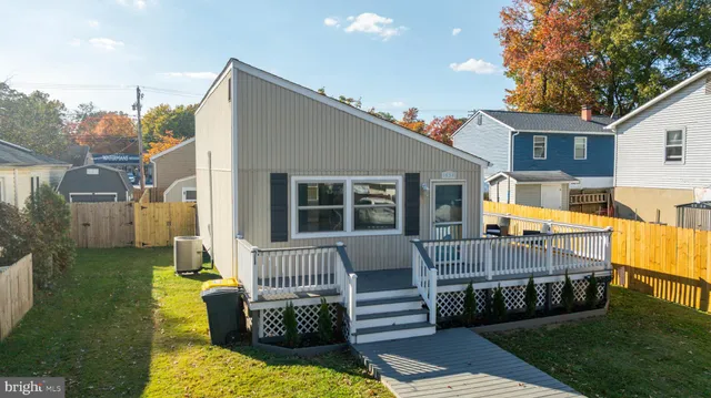 a view of a house with backyard and porch