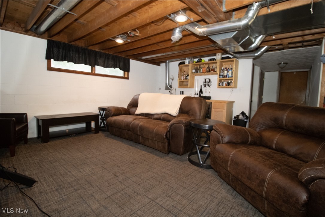 6333 Warren - Sharon Road Brookfield, OH 44403 - Photo 17 of 22 Living room with bar