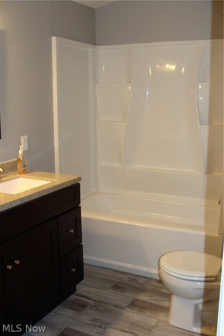 3030 Polly Road Ravenna, OH 44266 - Photo 21 of 35 Master bath with new tub and new flooring