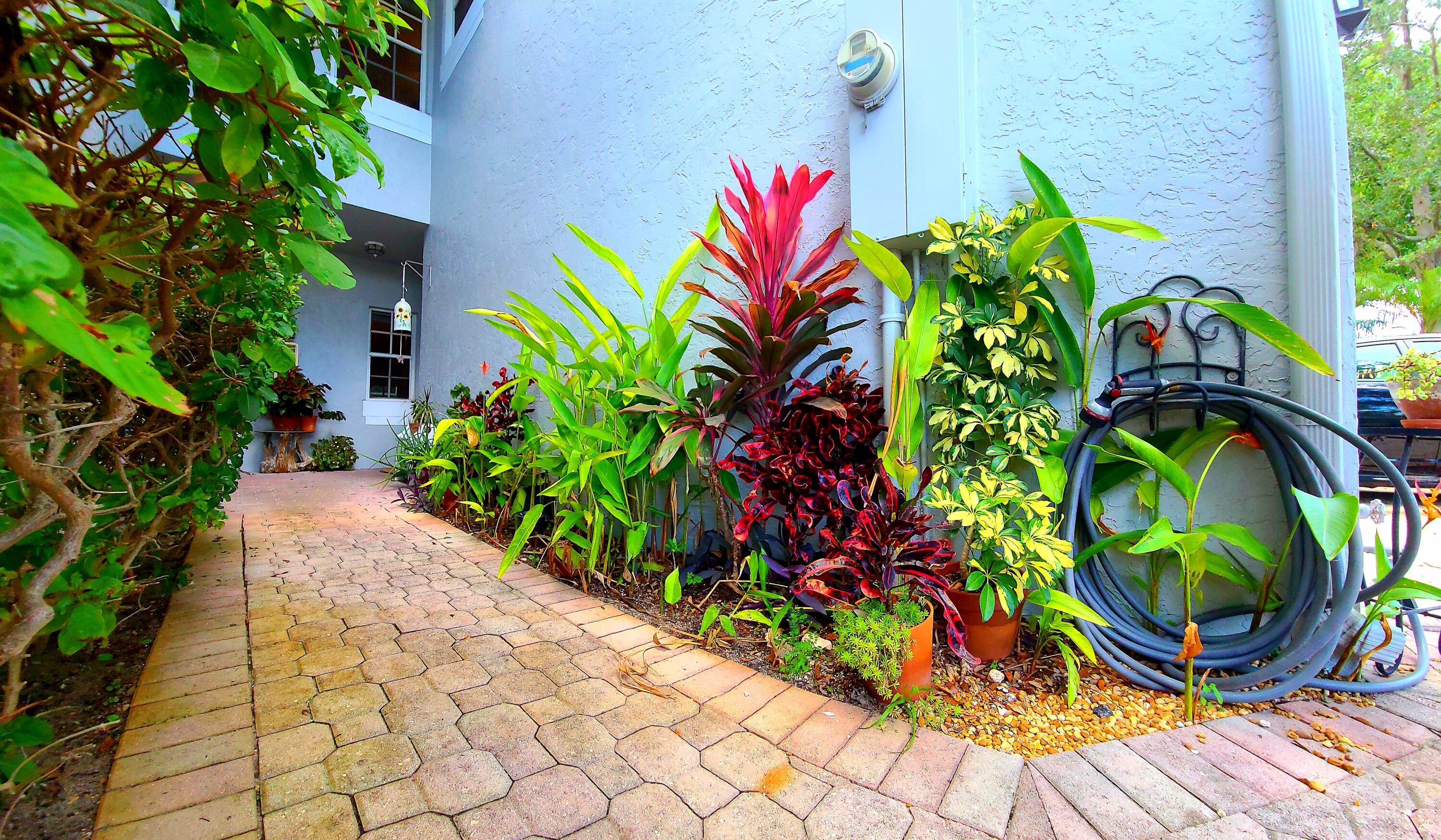 5121 Sabal Gardens Lane, Unit 2 Boca Raton, FL 33487 - Photo 3 of 25 a backyard of a house with lots of green space