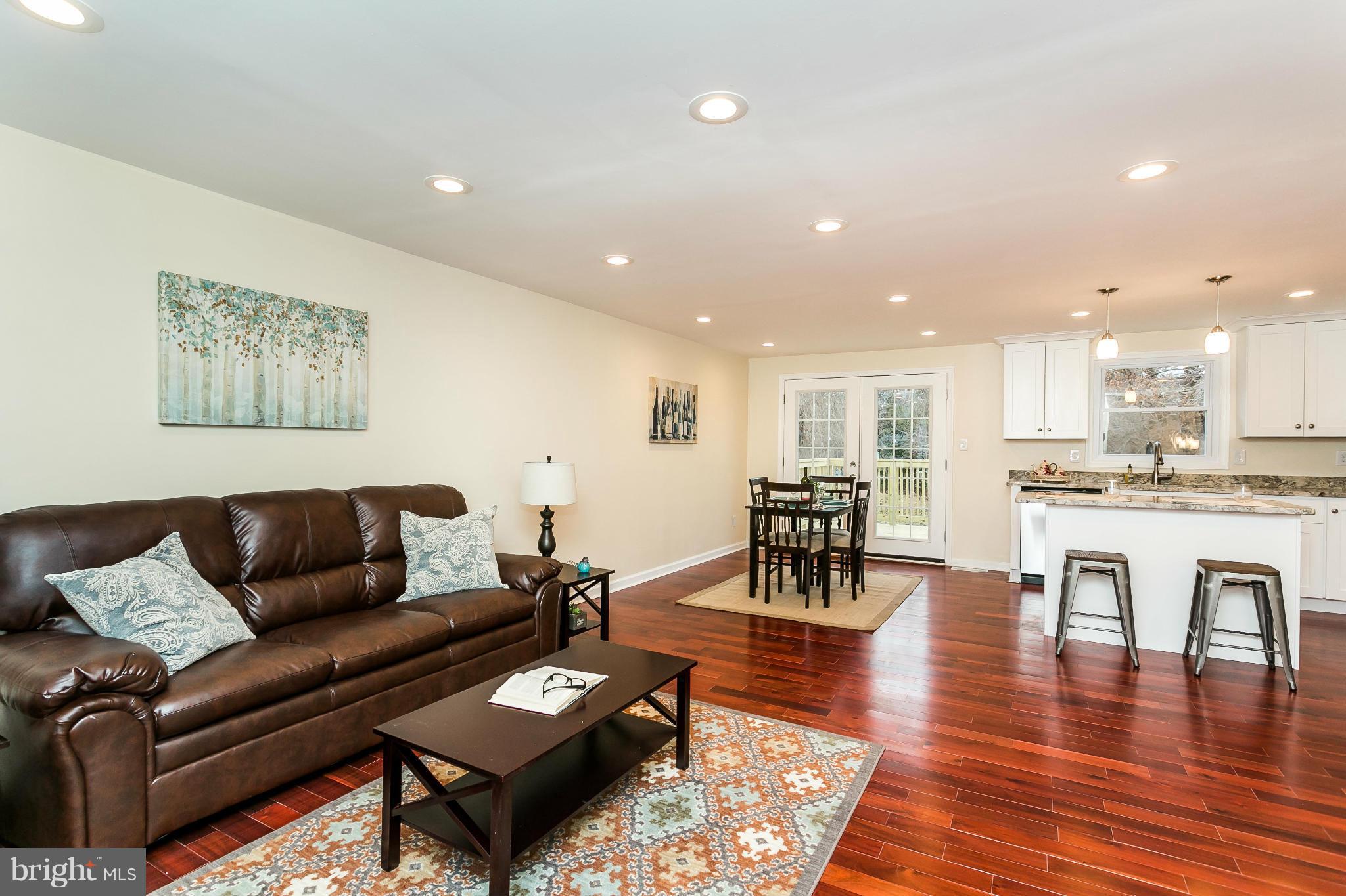 9324 Orbitan Road Baltimore, MD 21234 - Photo 5 of 25 Living Room