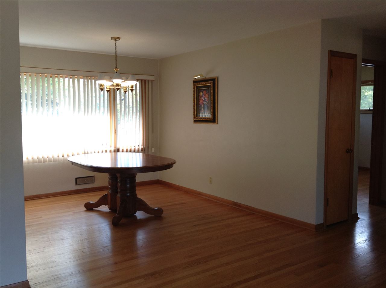 3415 North View Road Rockford, IL 61107 - Photo 7 of 18 a room with table and chairs