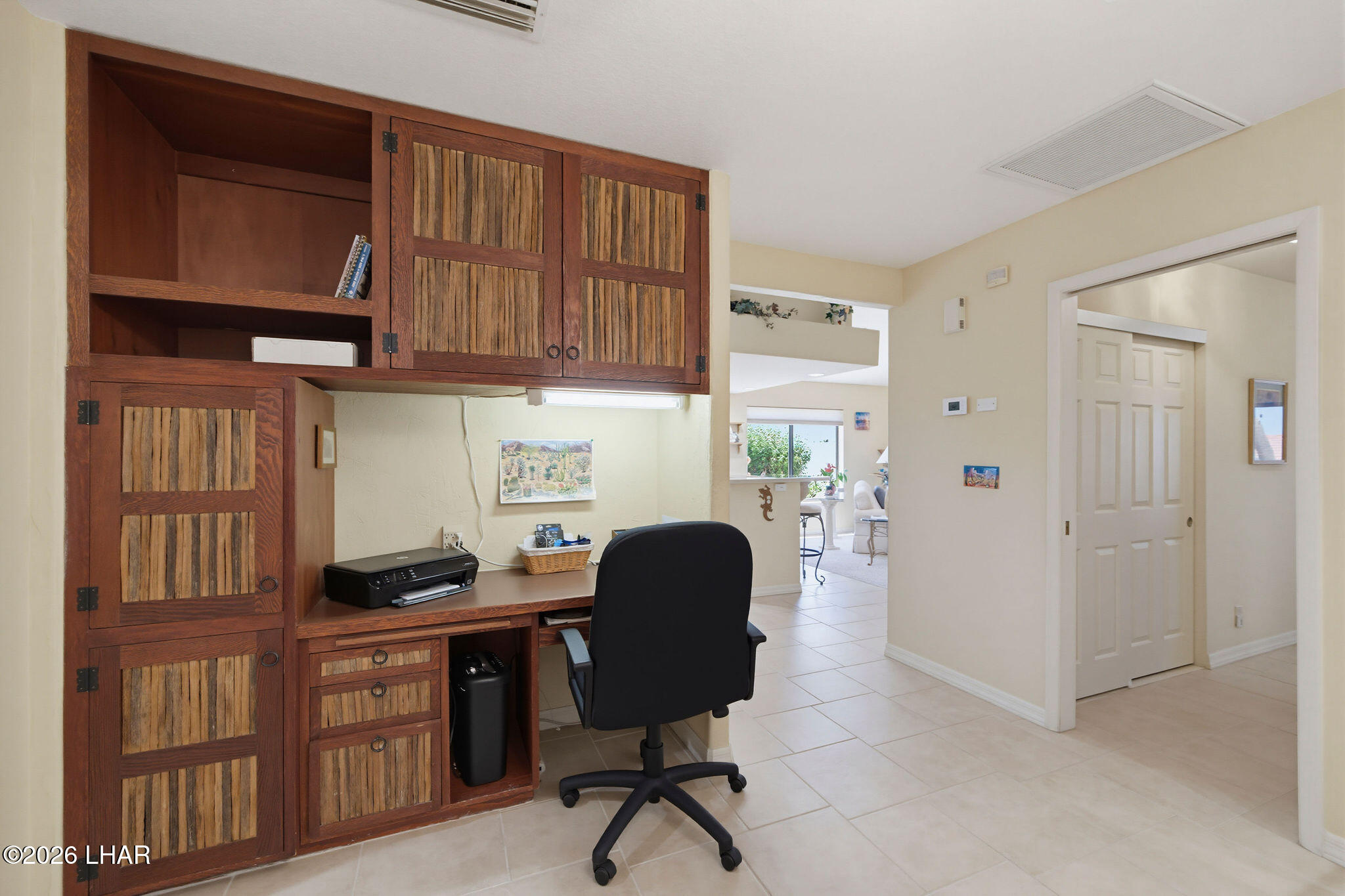 375 London Bridge Road, Unit 40 Lake Havasu City, AZ 86403 - Photo 16 of 39 Built-in Desk