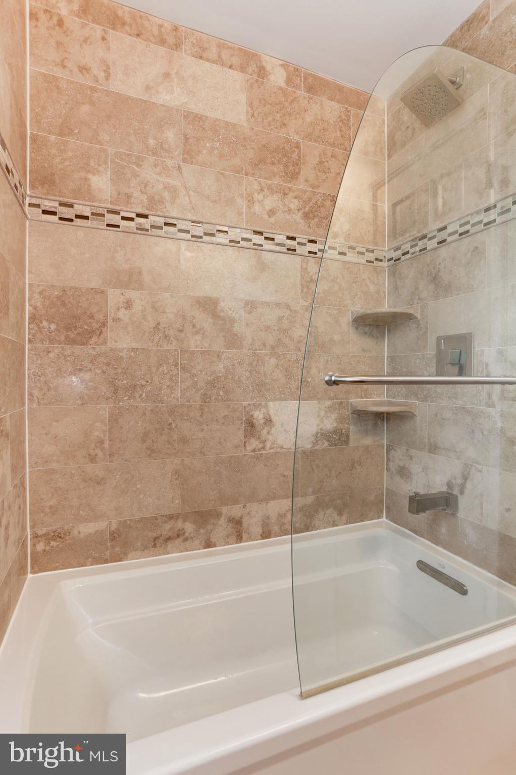 4608 31st Road South, Unit B2 Arlington, VA 22206 - Photo 12 of 29 a bathroom with a bathtub