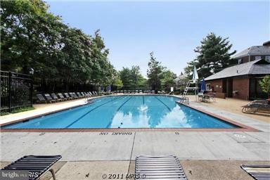 4608 31st Road South, Unit B2 Arlington, VA 22206 - Photo 23 of 29 a view of outdoor space and swimming pool