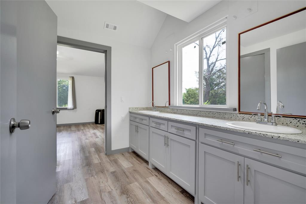 10476 County Road 313 Terrell, TX 75161 - Photo 27 of 40 a bathroom with a sink and a large mirror
