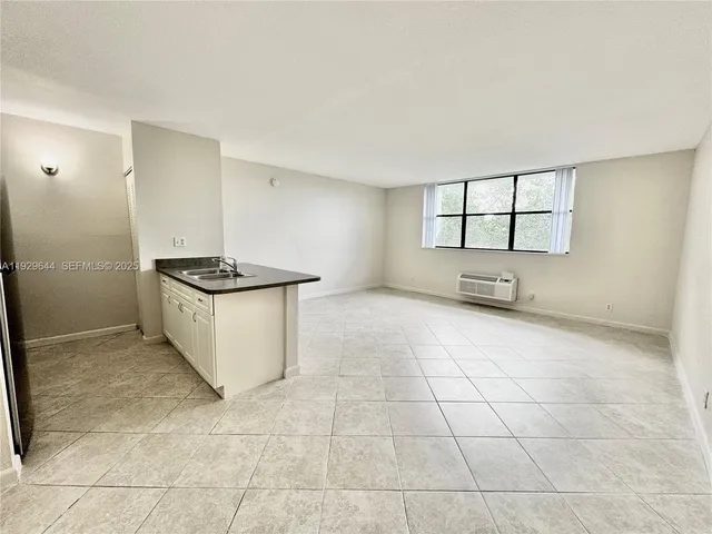 $1,300 | 2401 Riverside Drive, Unit 518B, Coral Springs, FL 33065