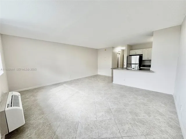 $1,300 | 2401 Riverside Drive, Unit 518B, Coral Springs, FL 33065