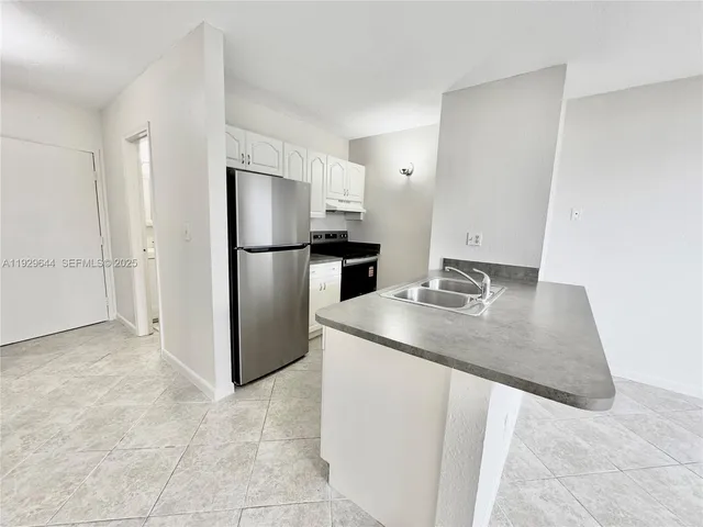 $1,300 | 2401 Riverside Drive, Unit 518B, Coral Springs, FL 33065