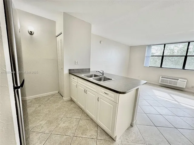 $1,300 | 2401 Riverside Drive, Unit 518B, Coral Springs, FL 33065