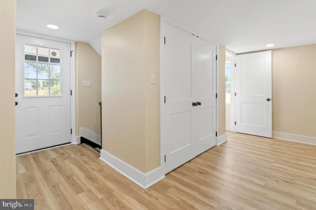 en empty room with windows and pillars in it