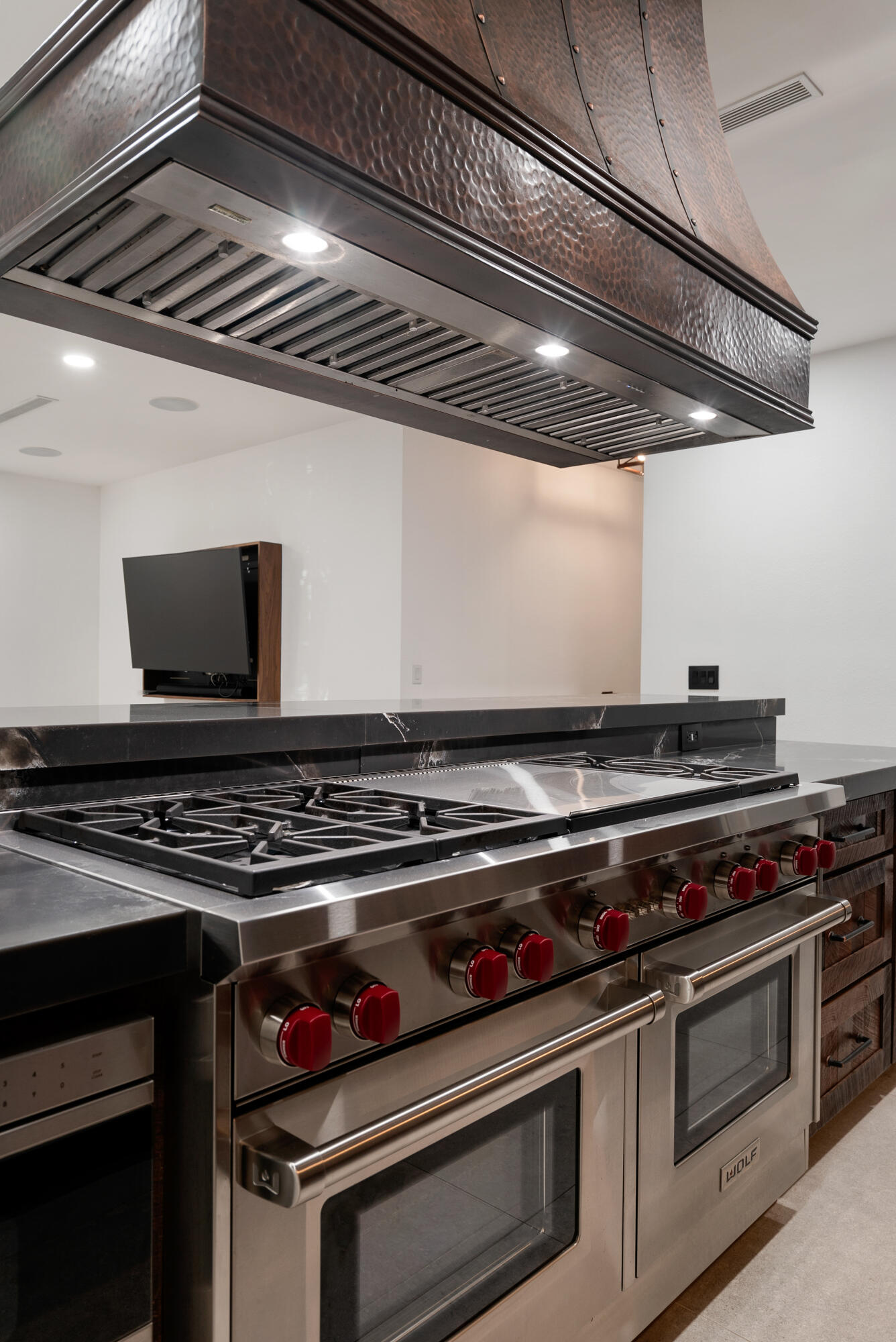 85 Henry Morgan Drive Key Largo, FL 33037 - Photo 11 of 40 a stove top oven sitting inside of a kitchen