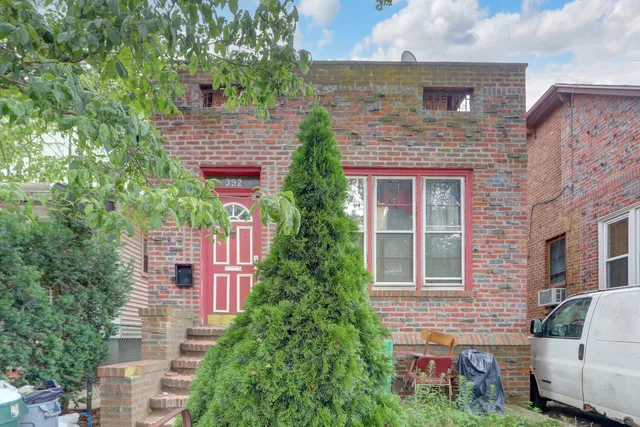 a view of front of a house with a yard