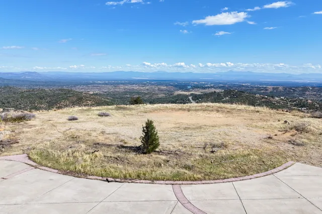 a view of a sky from a yard