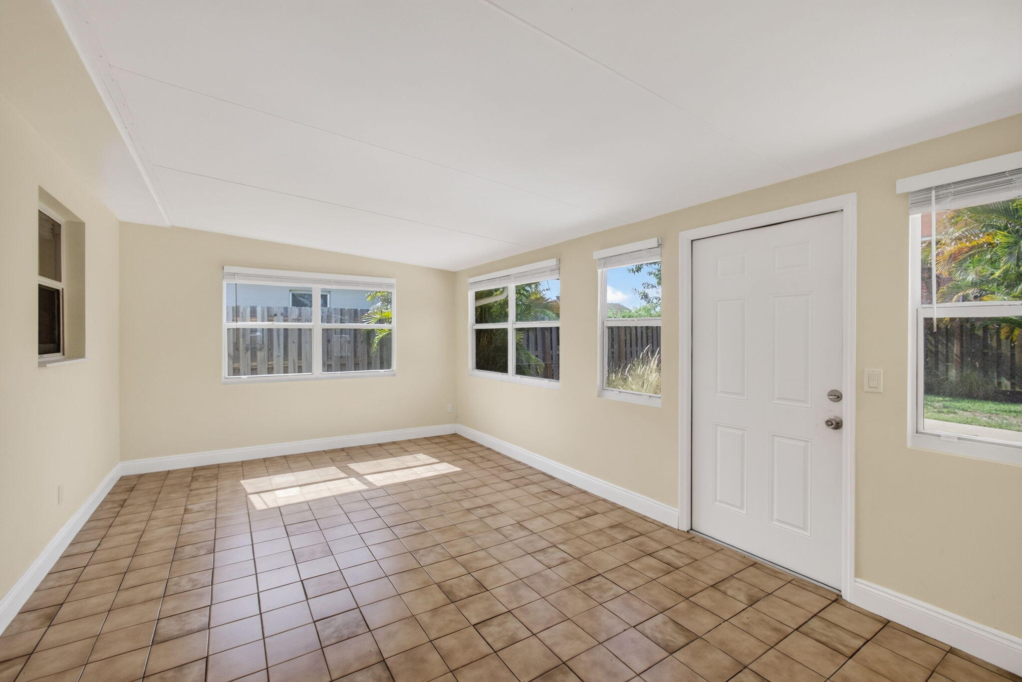 1333 West 31st Street Riviera Beach, FL 33404 - Photo 25 of 46 Living Room
