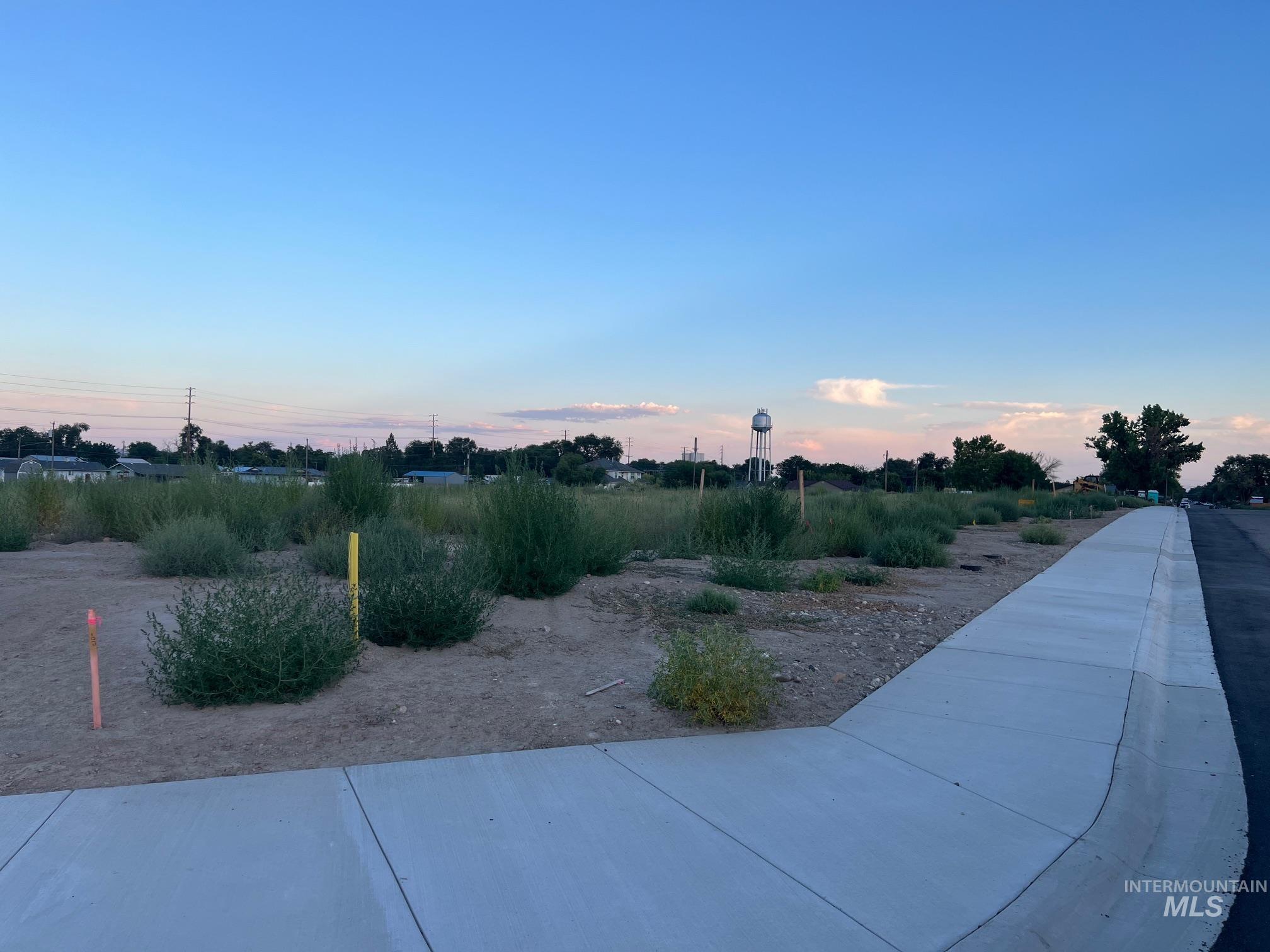 812 North 5th Street Nyssa, OR 97913 - Photo 20 of 22 View of yard at dusk
