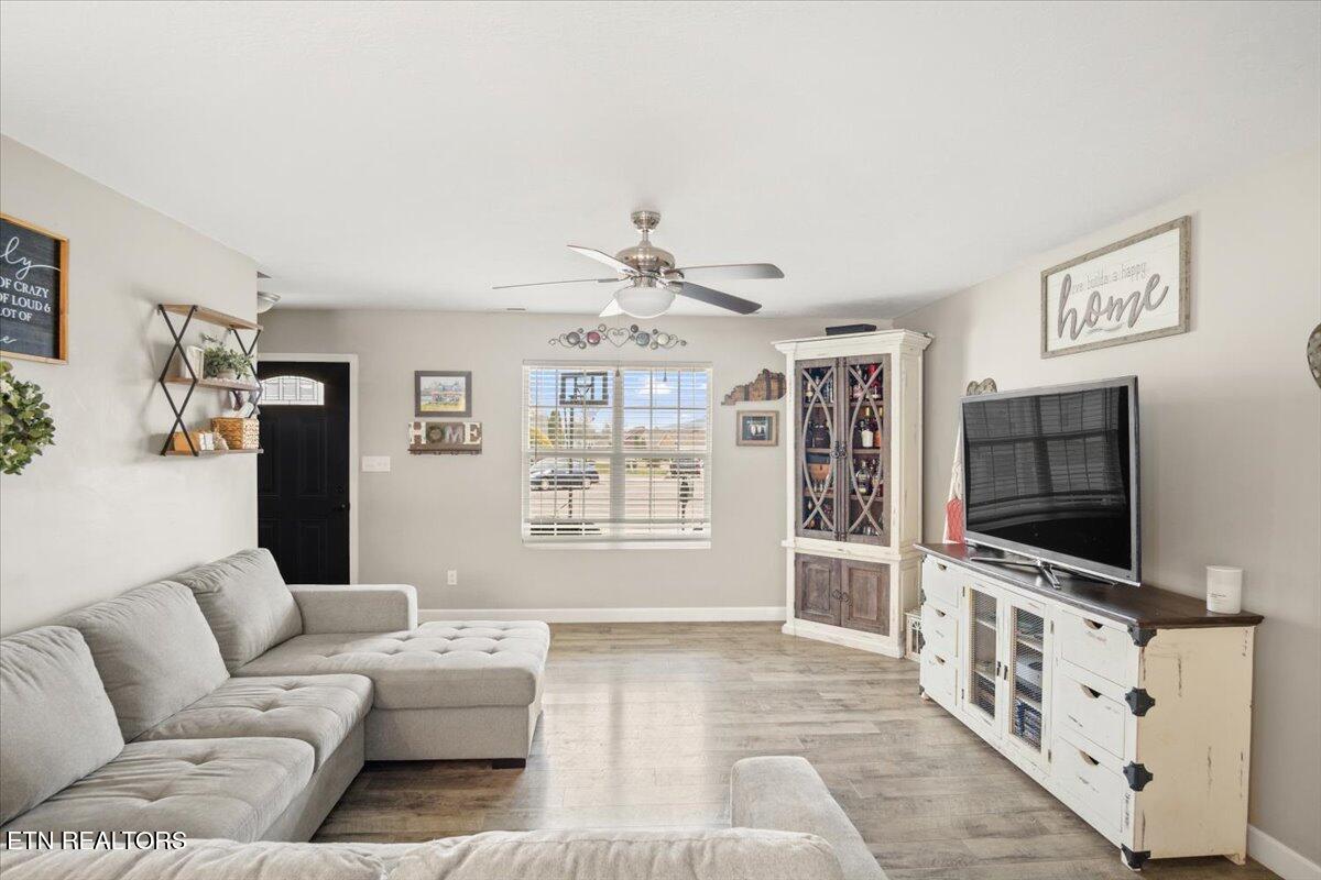 8401 Reality Lane Corryton, TN 37721 - Photo 3 of 41 03-Living Room
