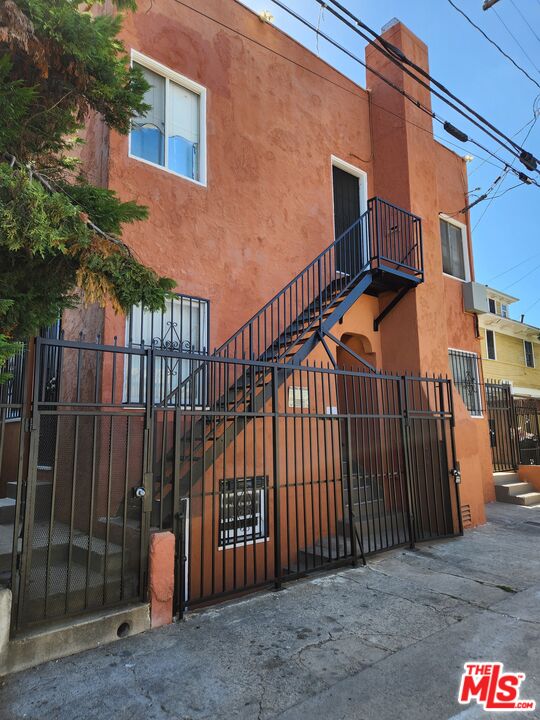 1217 Cedar Avenue Long Beach, CA 90813 - Photo 5 of 15