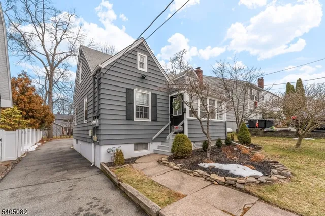 a view of a house with backyard