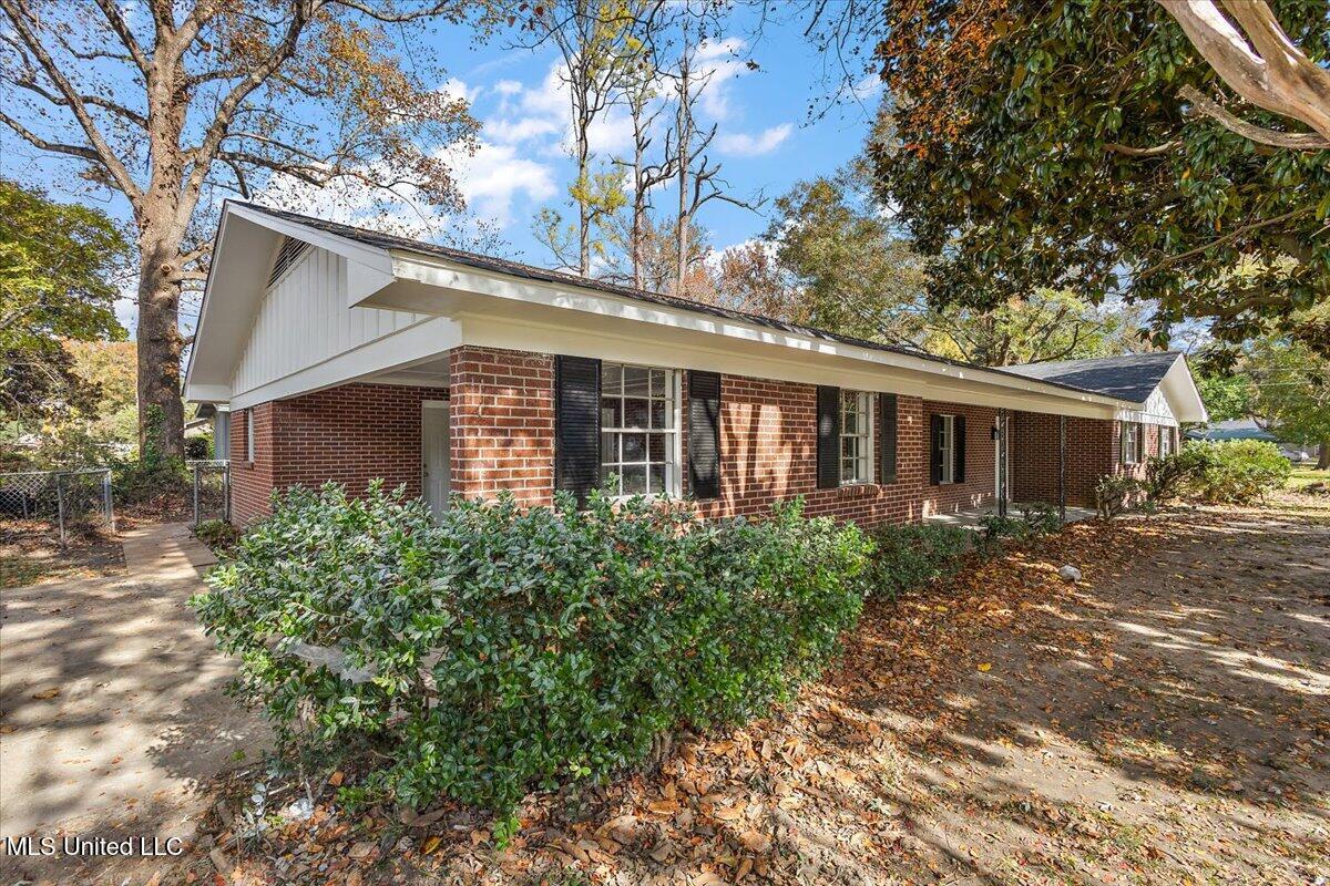 307 East 18th Street Yazoo City, MS 39194 - Photo 3 of 25 03-3HTP8805