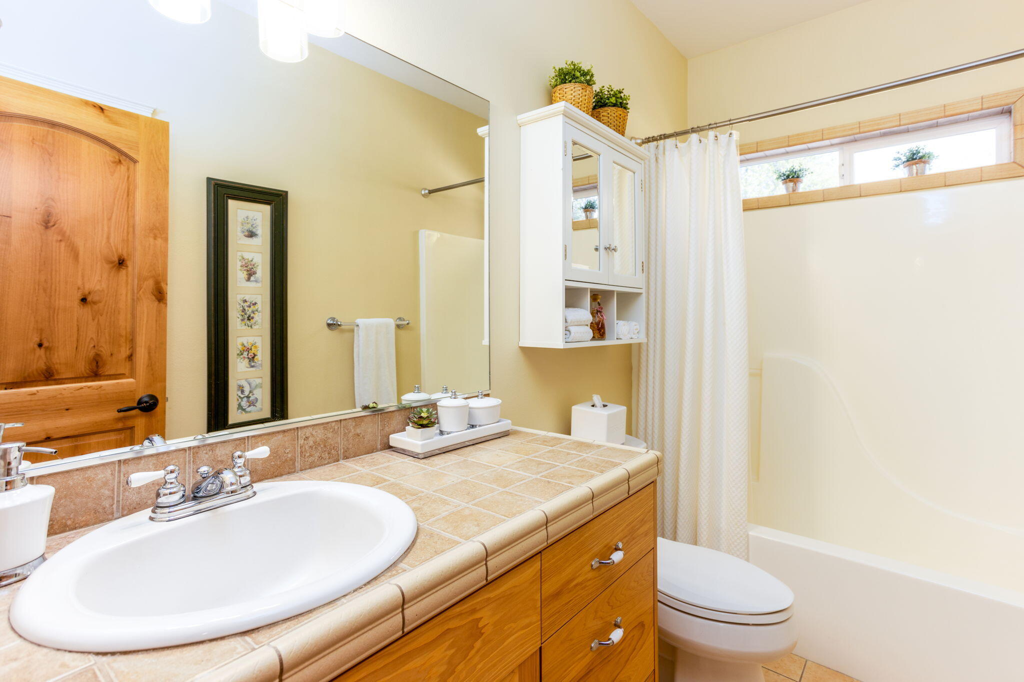 61186 Ridgewater Loop Bend, OR 97702 - Photo 23 of 33 Central shared bath