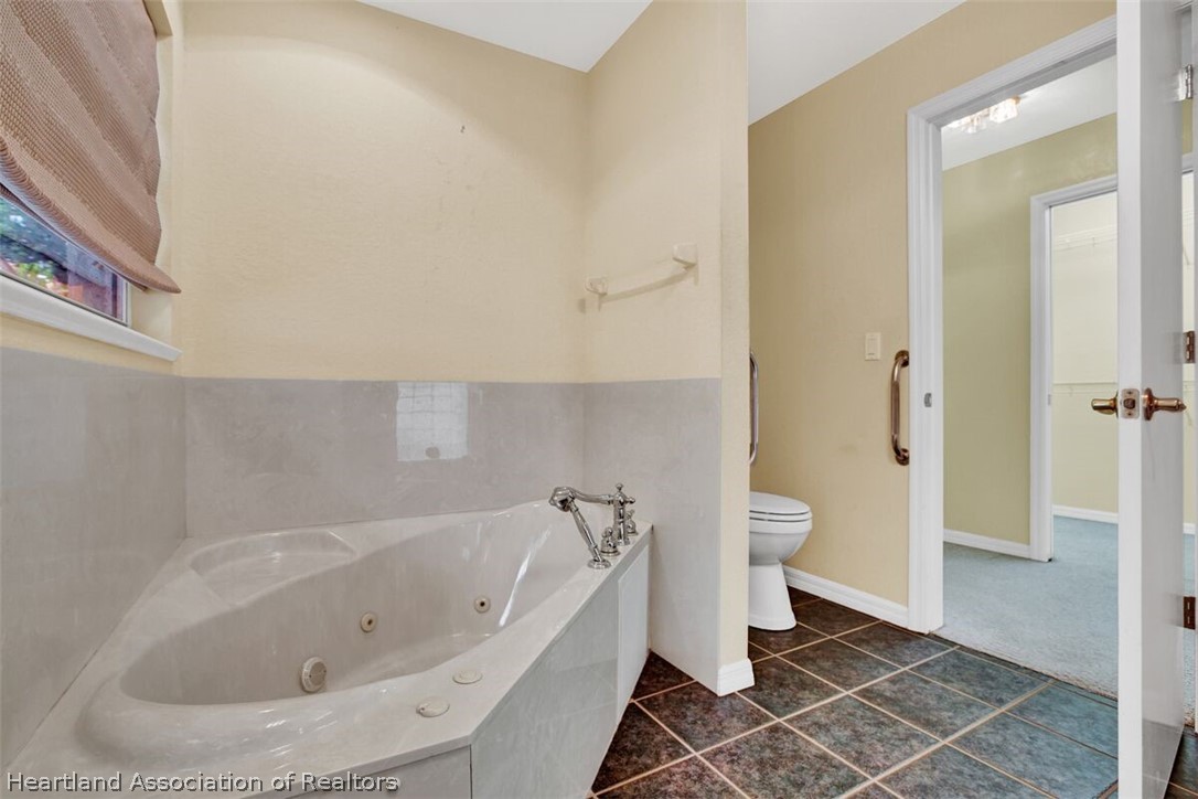374 Cloverleaf Road Lake Placid, FL 33852 - Photo 13 of 26 a bathroom with a tub and toilet