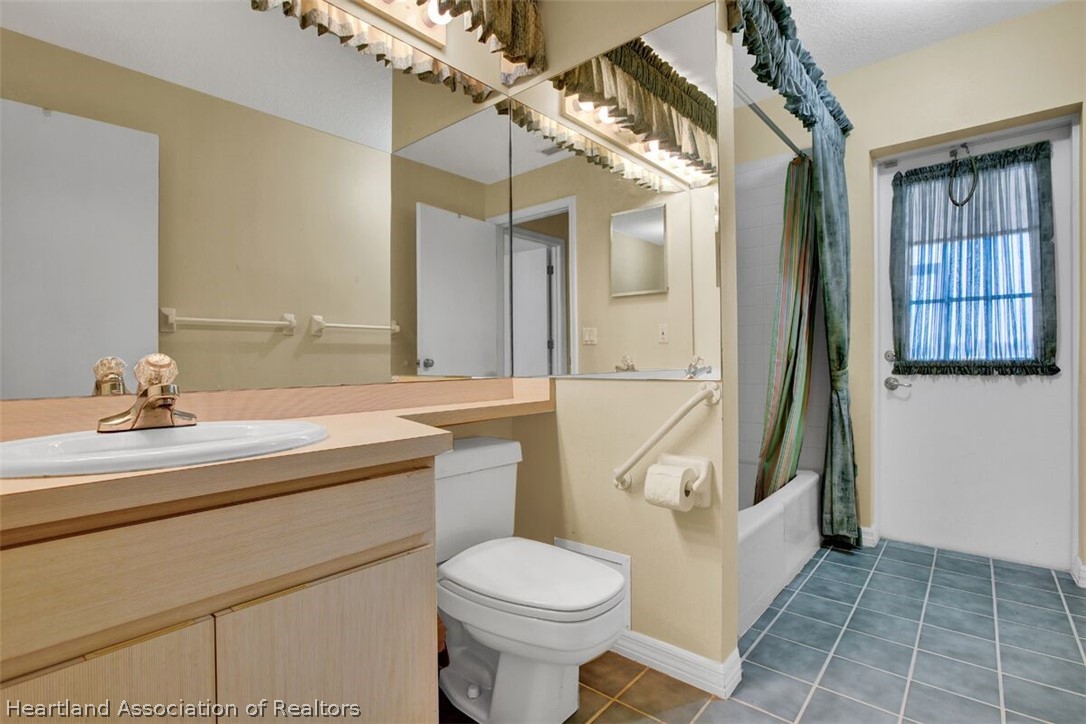 374 Cloverleaf Road Lake Placid, FL 33852 - Photo 14 of 26 a bathroom with a sink toilet and shower