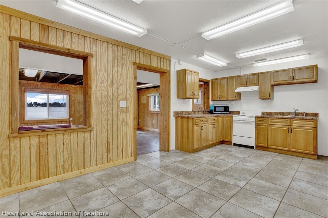 374 Cloverleaf Road Lake Placid, FL 33852 - Photo 16 of 26 a kitchen with stainless steel appliances a stove a sink and a refrigerator