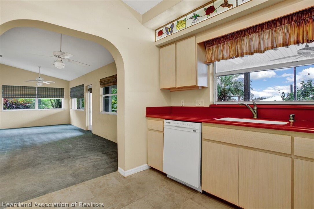 374 Cloverleaf Road Lake Placid, FL 33852 - Photo 8 of 26 a utility room with dryer and washer