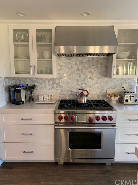 5 Regatta Way Dana Point, CA 92629 - Photo 15 of 36 a stove top oven sitting inside of a kitchen