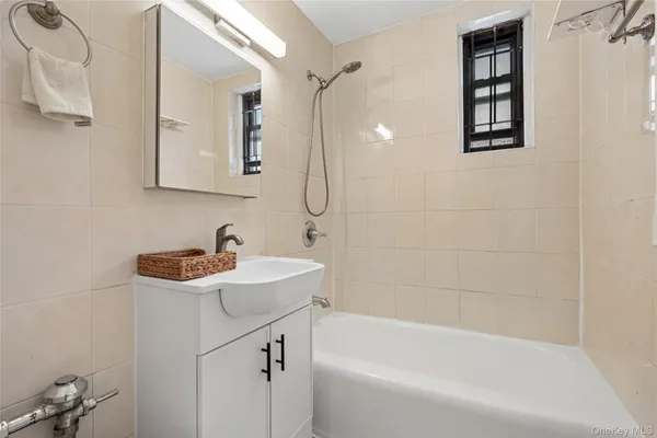 $468,000 | 86-04 Grand Avenue, Unit 2D | Nassau Heights