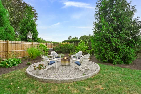 $1,950,000 | 215 Old Post Road, Fairfield, CT 06824