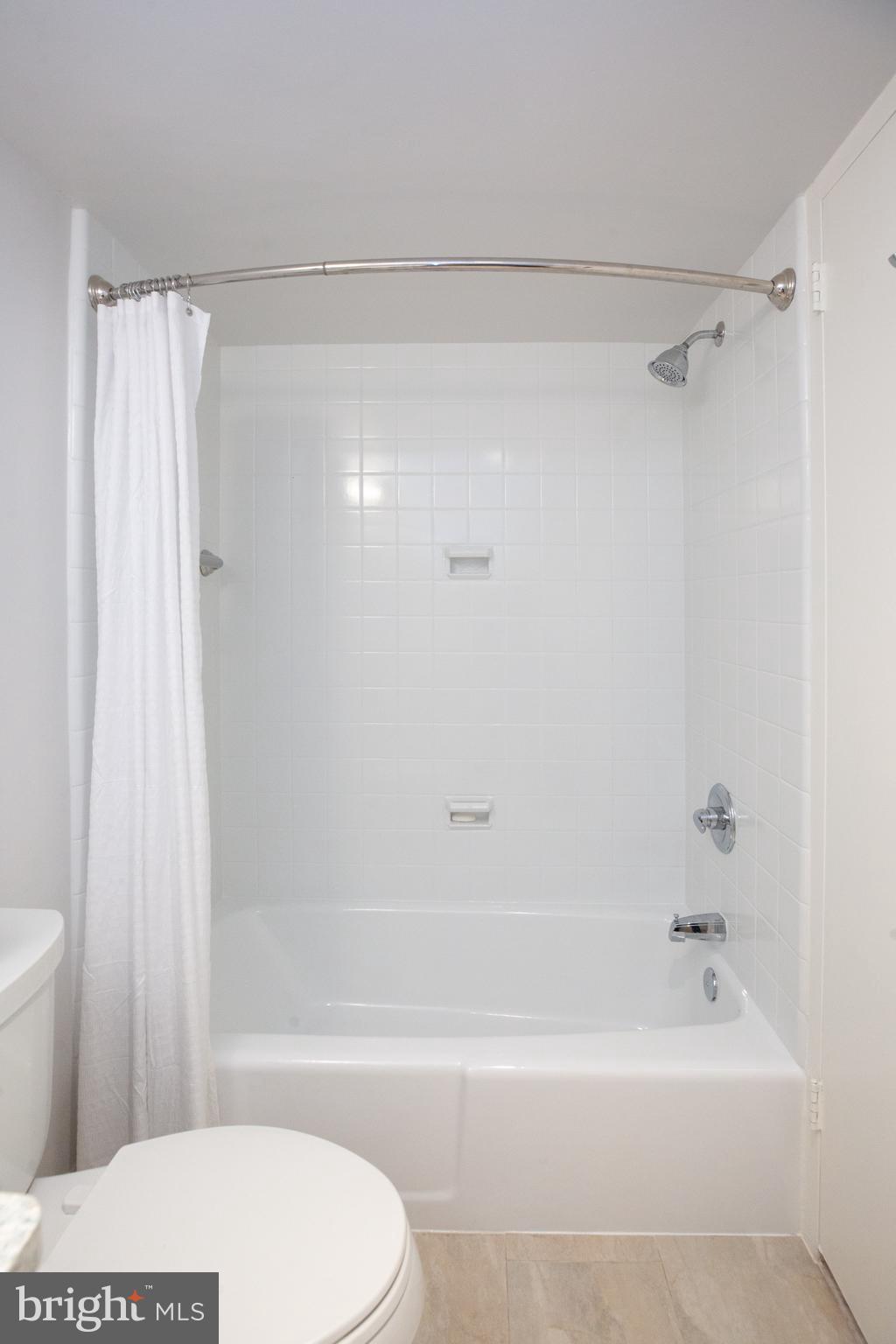3001 Veazey Terrace Northwest, Unit 1128 Washington, DC 20008 - Photo 7 of 22 a bathroom with a bathtub and a toilet