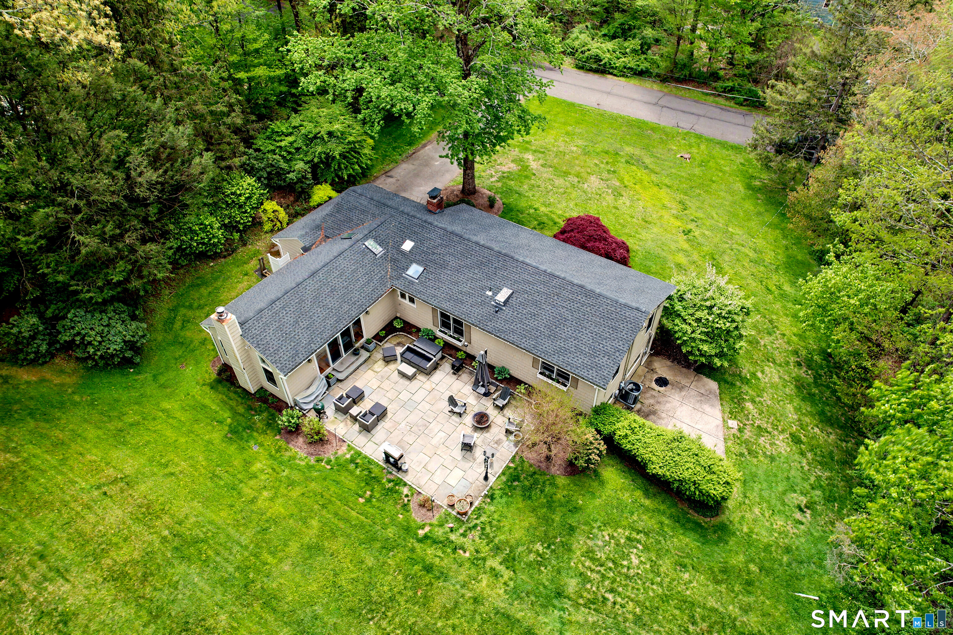 46 Todds Road Ridgefield, CT 06877 - Photo 5 of 35 Beautifully situated with both front and rear yards