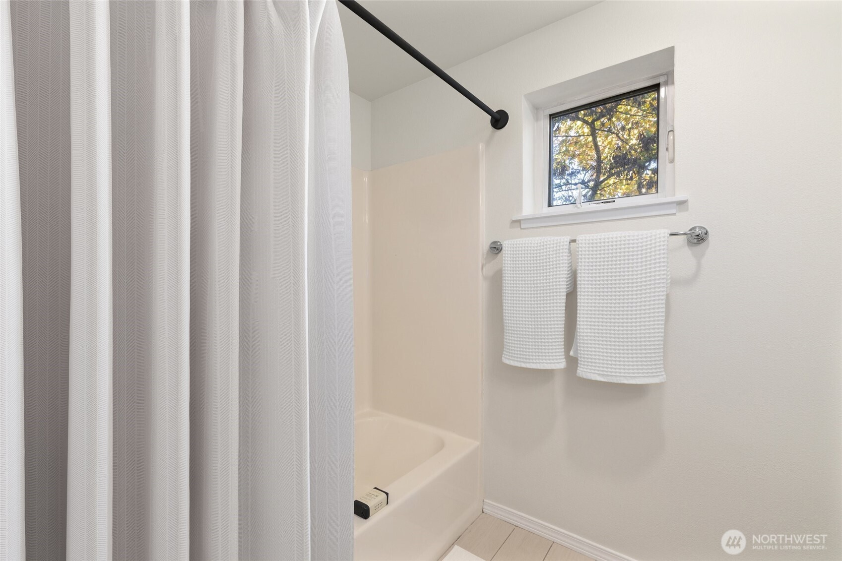 2901 South Jackson Street, Unit 507 Seattle, WA 98144 - Photo 12 of 29 a bathroom with a bathtub