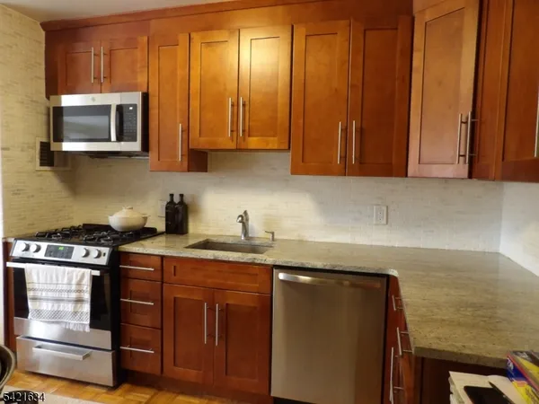 $2,800 | 2352 Linwood Avenue, Fort Lee, NJ 07024