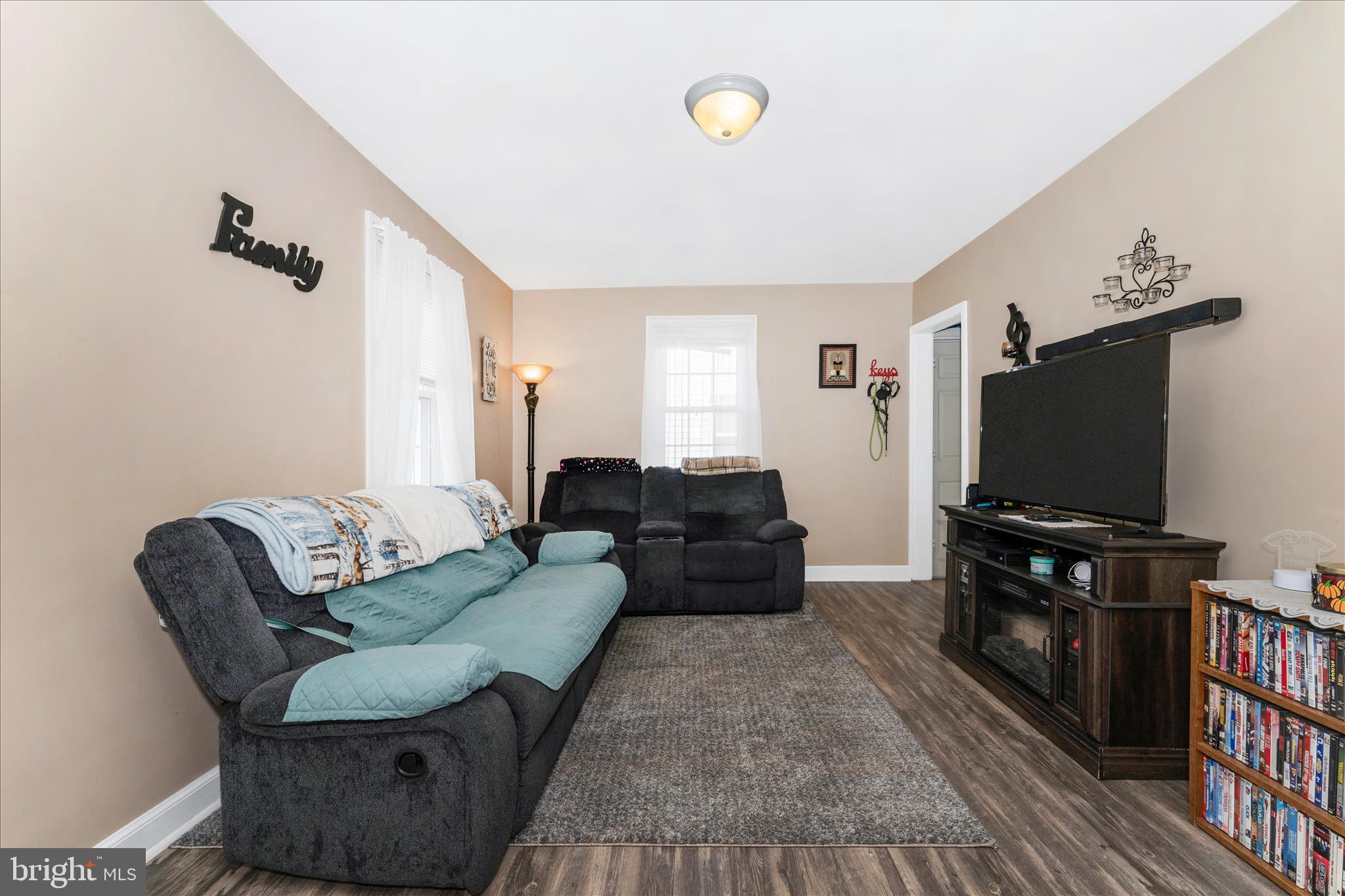 1052 Fairview Road Hagerstown, MD 21742 - Photo 8 of 48 Living Room